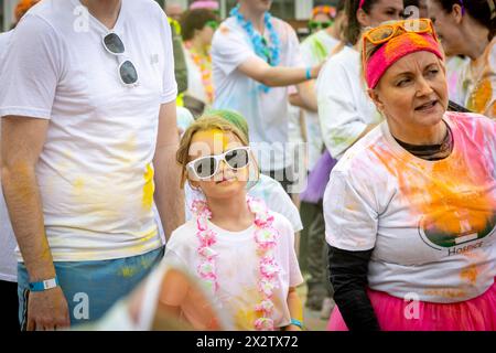Ein junges Mädchen, das beim Colour Run mit Pulver bedeckt war, zu Hilfe des St. Rocco's Hospizes, Warrington Stockfoto