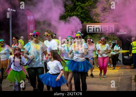 Familien und Mädchen in Tutus beginnen die Veranstaltung beim Colour Run in Aid of St Rocco's Hospice in Warrington Stockfoto