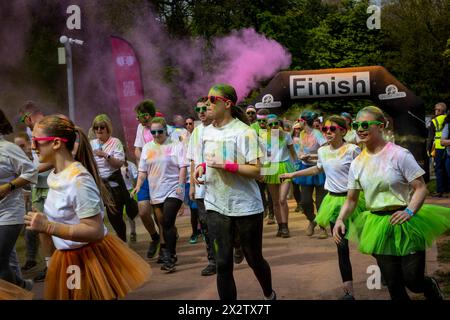 Familien und Mädchen in Tutus beginnen die Veranstaltung beim Colour Run in Aid of St Rocco's Hospice in Warrington Stockfoto