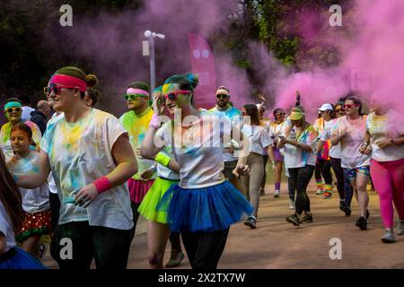 Familien und Mädchen in Tutus beginnen die Veranstaltung beim Colour Run in Aid of St Rocco's Hospice in Warrington Stockfoto