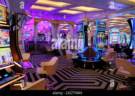 Spielautomaten in einem leeren Kasino in Las Vegas, Nevada; Spielautomaten, Glücksspiele, Spiele ohne Personen oder Spieler. Stockfoto
