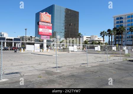 Für das Leasingschild im ehemaligen Wohnhaus des Silver City Casino am Las Vegas Strip in Las Vegas, Nevada; die Siegel Group Werbefläche, Grundstück. Stockfoto