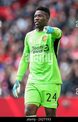 London, Großbritannien. April 2024. Manchester United Torhüter Andre Onana (24) Gesten während des Halbfinalspiels Coventry City FC gegen Manchester United FC Emirates FA Cup im Wembley Stadium, London, England, Vereinigtes Königreich am 21. April 2024 Credit: Every Second Media/Alamy Live News Stockfoto