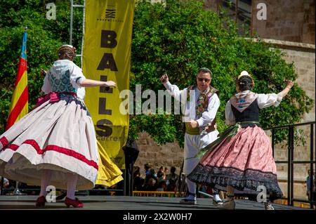 APRIL - 15 -2024 - Valencia - Spanien - gewöhnliche Einheimische in traditionellen Trachten nehmen an einem Tanzfestival im Zentrum von Valencia Teil Stockfoto