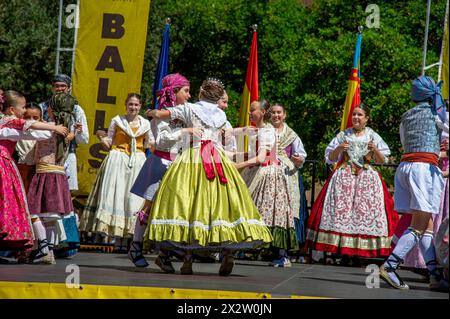 APRIL - 15 -2024 - Valencia - Spanien - gewöhnliche Einheimische in traditionellen Trachten nehmen an einem Tanzfestival im Zentrum von Valencia Teil Stockfoto