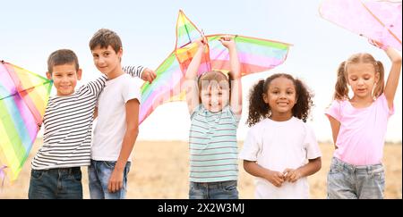 Kleine Kinder fliegen Drachen auf dem Feld Stockfoto