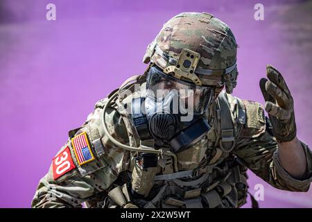 Fort Leonard Wood, Missouri, USA. April 2024. US Army Soldier lässt seine Schutzmaske aufleuchten, bevor er Ziele mit einem M2A1 Maschinengewehr angreift, als Teil eines Stressschießens am 3. Tag des Best Sapper Competition 2024 in ft. Leonard Wood, Mo, 21. April 2024. Sappers sind die Elite der Kampfingenieure, und dieser Wettbewerb bringt die Besten aus der ganzen Armee, um ihre Fähigkeiten und körperliche Ausdauer in drei aufeinanderfolgenden Tagen zu testen. (Kreditbild: © Lekendrick Stallworth/USA Army/ZUMA Press Wire) NUR REDAKTIONELLE VERWENDUNG! Nicht für kommerzielle ZWECKE! Stockfoto