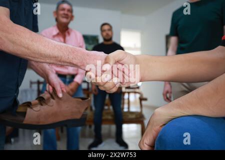 Maracay, Venezuela. April 2024. Der Venezolaner Jeison Rodriguez (r) dankt dem deutschen Schuhmacher Georg Wessels (l), nachdem er von ihm hergestellte Schuhe erhalten hat. Für den Venezolaner ist es schwierig, Schuhe für seine Füße zu finden, die mehr als 40 Zentimeter lang sind. Quelle: Jesus Vargas/dpa/Alamy Live News Stockfoto