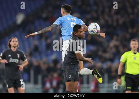 Rom, Italien 23.04.2024: Alex Sandro aus Juventus, Matias Vecino aus Latium während des Italienpokals – Coppa Italia Frecciarossa 2023-2024 Halbfinale Fußball m Stockfoto