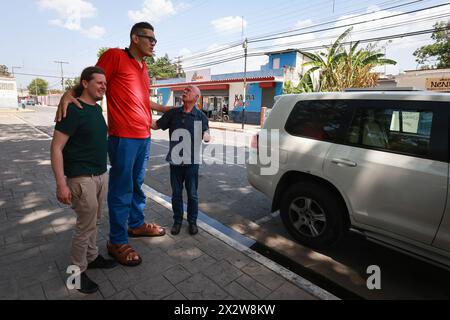 Maracay, Venezuela. April 2024. Der Venezolaner Jeison Rodriguez (M) verabschiedet sich von dem deutschen Schuhmacher Georg Wessels (r) und seinem Neffen Adrian Wessels (l), nachdem er eigens für ihn gefertigte Schuhe erhalten hat. Quelle: Jesus Vargas/dpa/Alamy Live News Stockfoto