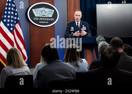 Arlington, Vereinigte Staaten Von Amerika. April 2024. Arlington, Vereinigte Staaten von Amerika. April 2024. Pentagon Press Secretary Air Force Brig. General Pat Ryder antwortet auf eine Frage eines Reporters während eines Pressebriefings im Pentagon am 23. April 2024 in Arlington, Virginia. Ryder gab bekannt, dass US-Truppen zwei Drohnen abgeschossen haben, die am Montag von iranischen Stellvertretermilizen auf dem Luftwaffenstützpunkt Al-Asad im Irak abgefeuert wurden. Kredit: TSgt. Jack Sanders/DOD/Alamy Live News Stockfoto