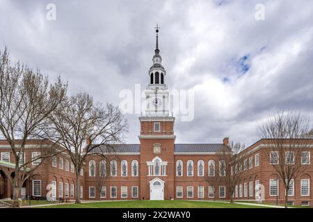 Hanover, NH, USA - 21.04.2024: Berühmtes Foto der Baker-Berry Library, Dartmouth College in Hannover, New Hampshire, USA an einem bewölkten Frühlingstag. Stockfoto