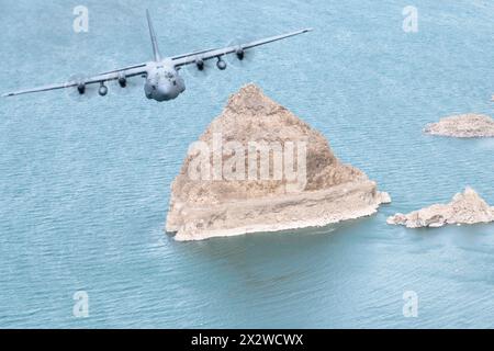 Reno, Nevada, USA. April 2024. Eine Nevada Air National Guard C-130 Hercules fliegt über Pyramid Lake, Nevada, während eines Bürgerführerfluges am 4. April 2024. Civic Leader-Flüge sollen die Gemeinde über die Mission der Air National Guard ermutigen und die Bedeutung hervorheben, die die Gemeinschaft bei der Unterstützung des Lebens von Airmen und ihren Familien spielt (Credit Image: © Michelle Brooks/U.S.) National Guard/ZUMA Press Wire) NUR REDAKTIONELLE VERWENDUNG! Nicht für kommerzielle ZWECKE! Stockfoto