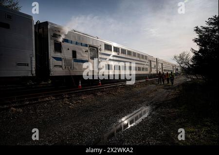Gefälschter Rauch aus einem LIRR-Zug (Long Island Rail Road) während einer Massenbohrung, die am 21. April 2024 in Amagansett, NY, stattfand. Die Übung wurde von der Amagansett Fire Department in Zusammenarbeit mit der East Hampton Town Chiefs Association, dem Stony Brook Southampton Hospital und dem MTA/LIRR organisiert. Stockfoto