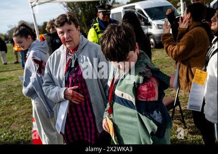 Die Opfer bereiten sich auf eine Massenübung vor, die am 21. April 2024 in Amagansett, NY, durchgeführt wird. Die Übung wurde von der Amagansett Fire Department in Zusammenarbeit mit der East Hampton Town Chiefs Association, dem Stony Brook Southampton Hospital und dem MTA/LIRR organisiert. Stockfoto