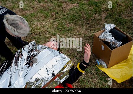 Ein vorgetäuschtes Opfer schreit nach Hilfe während einer Massenübung zu Unfällen, die am 21. April 2024 in Amagansett, NY, stattfand. Die Übung wurde von der Amagansett Fire Department in Zusammenarbeit mit der East Hampton Town Chiefs Association, dem Stony Brook Southampton Hospital und dem MTA/LIRR organisiert. Stockfoto