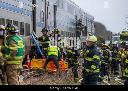 Bei einer Massenbohrung, die am 21. April 2024 in Amagansett, NY, durchgeführt wurde, werden die Opfer von einem LIRR-Zug (Long Island Rail Road) entfernt. Die Übung wurde von der Amagansett Fire Department in Zusammenarbeit mit der East Hampton Town Chiefs Association, dem Stony Brook Southampton Hospital und dem MTA/LIRR organisiert. Stockfoto
