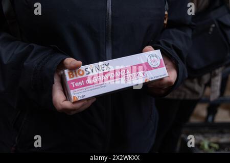 Rom, Italien. April 2024. Ein Aktivist zeigt einen Schwangerschaftstest während des Sit-in zur Verteidigung des Rechts auf Abtreibung in Rom (Foto: Matteo Nardone/Pacific Press/SIPA USA) Credit: SIPA USA/Alamy Live News Stockfoto