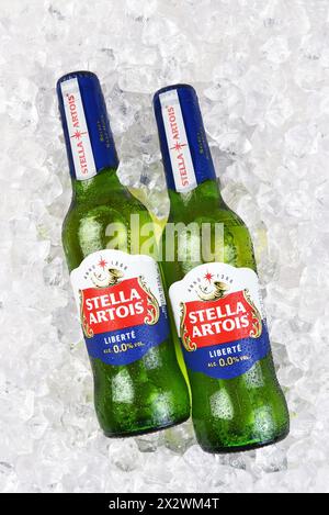 IRVINE, KALIFORNIEN - 23. April 2024: Zwei Flaschen Stella Artois Liberte, ein alkoholfreies Bier auf einem Eisbett. Stockfoto