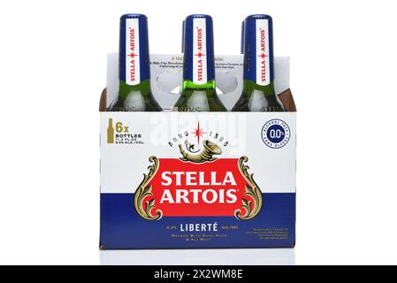 IRVINE, KALIFORNIEN - 23. April 2024: Seitenansicht eines 6er-Pack Stella Artois Liberte, ein alkoholfreies Bier. Stockfoto