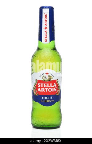 IRVINE, KALIFORNIEN - 23. April 2024: Eine Flasche Stella Artois Liberte, ein alkoholfreies Bier, mit Kondensation. Stockfoto