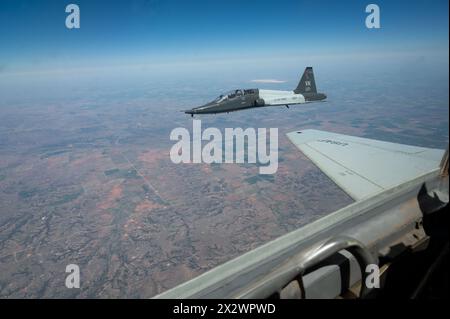 Zwei T-38C-Krallen, die der 25th Flying Training Squadron auf der Vance Air Force Base, Okla. zugewiesen wurden, steigen am 11. April 2024 in den Himmel von Oklahoma. Die Schüler- und Ausbilder-Piloten flogen die Trainingseinheit, um kritische Komponenten einer taktischen Formation zu unterrichten. (Foto der U.S. Air Force von Senior Airman Ashley Crist) Stockfoto