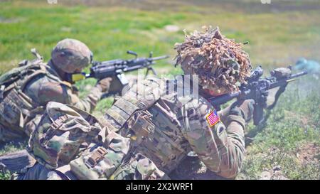 Ein „Battle Buddy Team“ des 41. Infanterie-Brigade-Kampfteams der Oregon National Guard feuert am 19. April 2024 im Orchard Combat Training Center in Idaho auf Ziele. Die Intensivstrecke testete die Manövrierfähigkeit der Soldaten unter simulierten Kampfbedingungen mit Pop-up-Zielen und Live-Munition. (Foto der Nationalgarde der US-Armee von Major W. Chris Clyne Oregon Public Affairs) Stockfoto