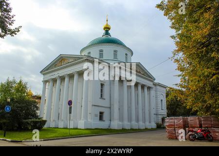 Kirche von Elia Prophet und Tikhon, Bischof von Amaphunt in Jaroslawl. Russland. Bewölkter Himmel mit Kopierraum für Text Stockfoto