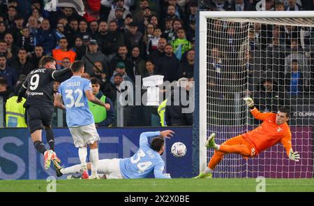 Rom, Italien. April 2024. Christos Mandas von SS Lazio und Dusan Vlahovic von Juventus in Aktion im Olympiastadion während des Fußballspiels für das zweite Halbfinale des italienischen Pokals zwischen SS Lazio und Juventus (Credit Image: © Fabio Sasso/ZUMA Press Wire) NUR REDAKTIONELLE VERWENDUNG! Nicht für kommerzielle ZWECKE! Stockfoto