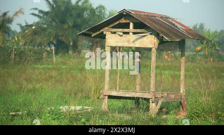 Einfache Gebäude und Hütten aus Holz und Dächer aus Sagoblättern Stockfoto