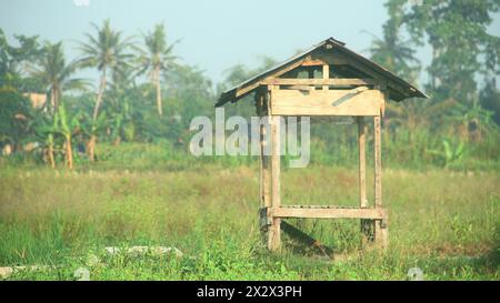 Einfache Gebäude und Hütten aus Holz und Dächer aus Sagoblättern Stockfoto