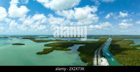 Die Straße führt vorbei an Mangroveninseln, auch Thousand Islands genannt, entlang der Marco Island im Südwesten Floridas Stockfoto