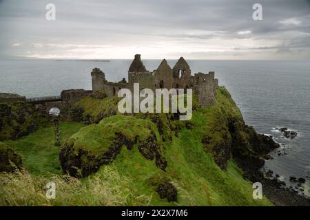 17.07.2019, Bushmills, Nordirland, Vereinigtes Königreich - Dunluce Castle, eine der größten Ruinen einer mittelalterlichen Burg in Irland, erbaut im 15. Stockfoto