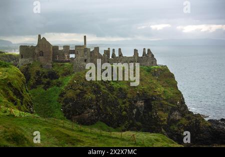 17.07.2019, Bushmills, Nordirland, Vereinigtes Königreich - Dunluce Castle, eine der größten Ruinen einer mittelalterlichen Burg in Irland, erbaut im 15. Stockfoto