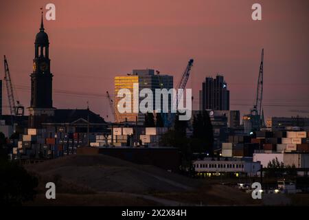 31.08.2022, Hamburg, Deutschland - Blick über Teile des Hafens über die Elbe in Richtung Stadt, links die Hauptkirche St. Michaelis. 00A Stockfoto