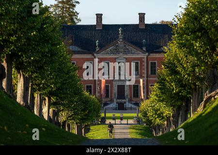 12.10.2022, Kluetz, Mecklenburg-Vorpommern, Deutschland - die Festonallee (Allee mit 69 niederländischen Königslinden) zum Schloss Bothmer, erbaut ab 1726 Stockfoto