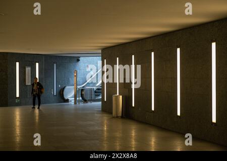 19.05.2023, Berlin, Berlin, Deutschland - Zugang zur modernen U-Bahn-Station Museumsinsel. 00A230519D086CAROEX.JPG [MODELLVERSION: NEIN, EIGENSCHAFTSVERSION: Stockfoto