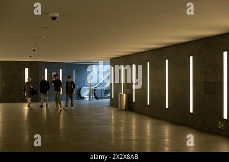 19.05.2023, Berlin, Berlin, Deutschland - Zugang zur modernen U-Bahn-Station Museumsinsel. 00A230519D093CAROEX.JPG [MODELLVERSION: NEIN, EIGENSCHAFTSVERSION: Stockfoto