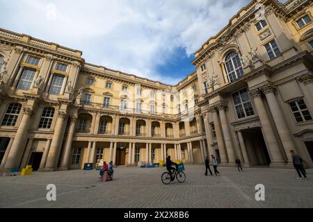 19.05.2023, Berlin, Berlin, Deutschland - Innenhof im Humboldt Forum in Berln-Mitte mit dem neu errichteten barocken faÁade. 00A230519D177CAROEX.JP Stockfoto