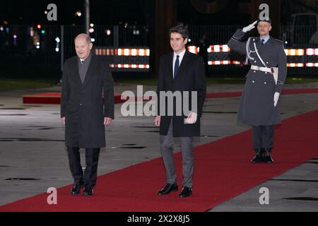 05.02.2024, Berlin, Berlin, Deutschland - Bundeskanzler Olaf Scholz begrüßt am Abend den französischen Premierminister Gabriel Attal mit militärischen Auszeichnungen. Beide WA Stockfoto