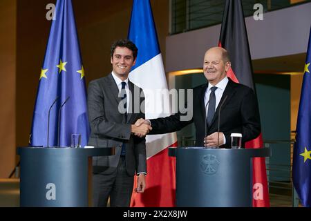 05.02.2024, Berlin, Deutschland - der französische Premierminister Gabriel Attal und Bundeskanzler Olaf Scholz schütteln nach dem gemeinsamen Pressegespräch die Hand Stockfoto