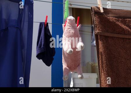 21.07.2019, Burgau, Algarve, Portugal - Kleidung und Stofftiere hängen zum Trocknen an einer Wäscheleine. 00S190721D011CAROEX.JPG [MODELLVERSION: NICHT ZUTREFFEND Stockfoto