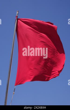 23.07.2019, Sagres, Algarve, Portugal - Rote Flagge am Strand, Schwimmen verboten. 00S190723D042CAROEX.JPG [MODELLVERSION: NICHT ZUTREFFEND, EIGENSCHAFT R Stockfoto