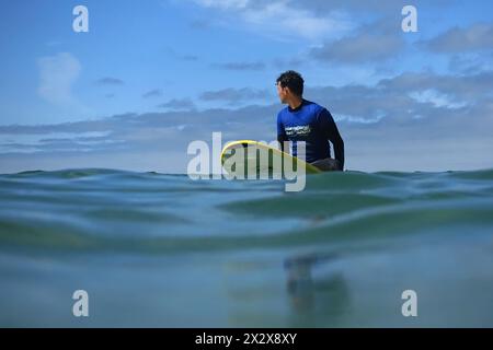25.07.2019, Raposeira, Algarve, Portugal - Teenager sitzt auf seinem Surfbrett im Meer. 00S190725D058CAROEX.JPG [MODELLVERSION: JA, EIGENSCHAFTSFREIGABE: N Stockfoto