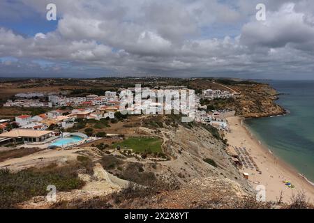 27.07.2019, Burgau, Algarve, Portugal - Blick auf das Dorf an der Küste. 00S190727D068CAROEX.JPG [MODELLVERSION: NICHT ZUTREFFEND, EIGENSCHAFTSFREIGABE: NEIN Stockfoto