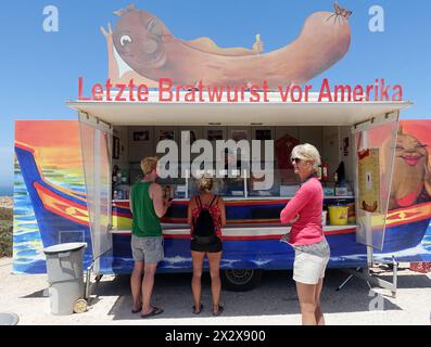 31.07.2019, Sagres, Algarve, Portugal - die Leute beim Food Truck letzte Bratwurst vor Amerika am Kap von Sao Vicente. 00S190731D082CAROEX.JPG [MODELL Stockfoto