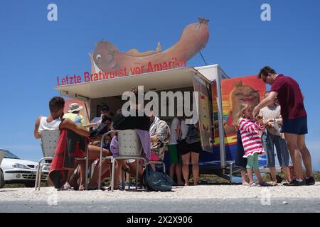 31.07.2019, Sagres, Algarve, Portugal - die Menschen am Food Truck letzte Bratwurst vor Amerika am Kap von Sao Vicente. 00S190731D085CAROEX.JPG [MO Stockfoto