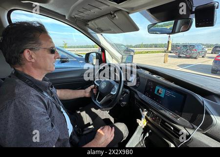 19.08.2023, Westenholz, Niedersachsen, Deutschland - Autofahrer im Stau auf der A7. 00S230819D655CAROEX.JPG [MODELLVERSION: JA, EIGENSCHAFTSFREIGABE: NEIN Stockfoto