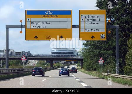 17.08.2023, Frankfurt am Main, Hessen, Deutschland - Autos auf der B43 vor dem Bürogebäude Squaire. 00S230817D652CAROEX.JPG [MODELLVERSION: NICHT Stockfoto