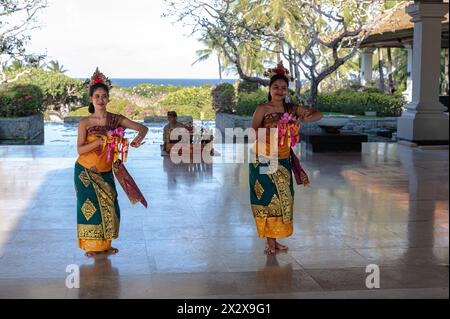 18.07.2023, Nusa Dua, Bali, Indonesien - traditionelle Tanzvorstellung von zwei klassischen balinesischen Tänzern im Empfangsbereich des Grand Hyatt Bali Stockfoto